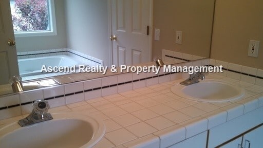 Building Photo - Lower Price!! Wilsonville 2 Level Work Shop/Workout Room Fenced Yard Quick Access to I5 & Shops