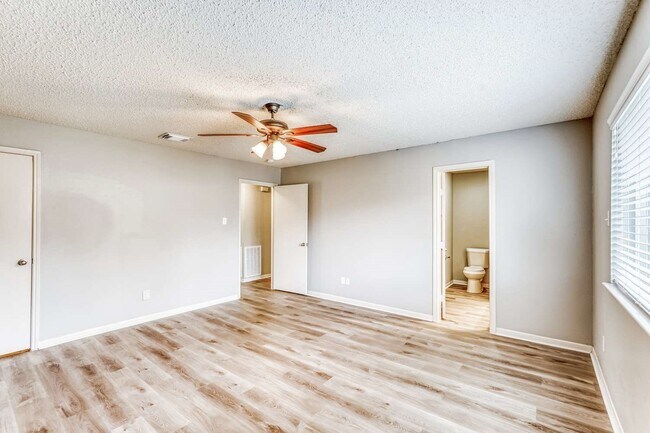 Building Photo - 2306 Cambridge Ct N