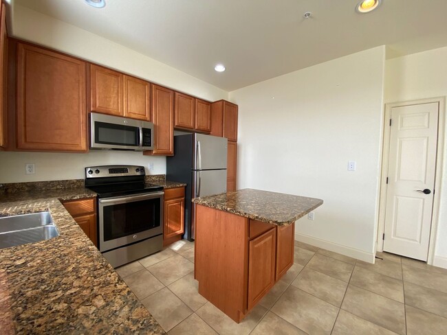 Building Photo - Spacious Davenport Townhouse