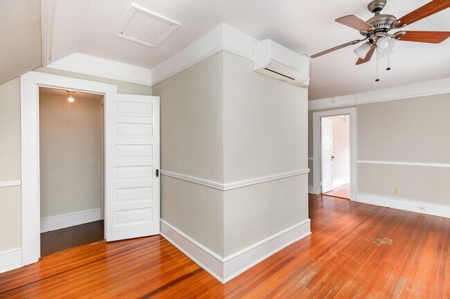 Building Photo - **Price Reduced with HOLIDAY MOVE-IN SPECIAL! $500 off 1st full month's rent with lease signed by...