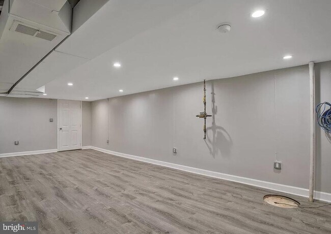 Building Photo - 8700 Maple Ave