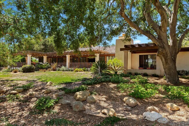 Building Photo - 525 Las Palmas Dr