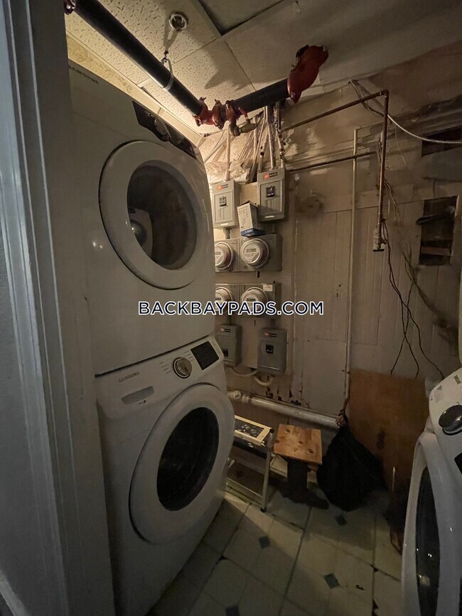 Building Photo - 370 Marlborough St