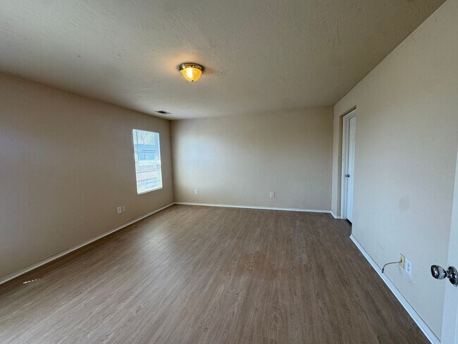 Building Photo - Spacious SW Bakersfield Home!