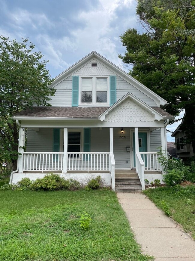 Building Photo - 2 Bedroom Near ESU!