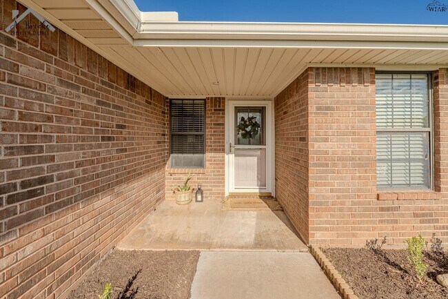 Building Photo - 1505 City View Dr