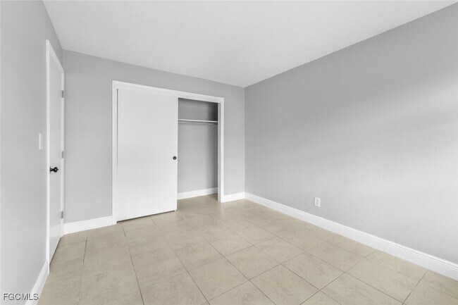 Building Photo - 2935 SE 15th Pl