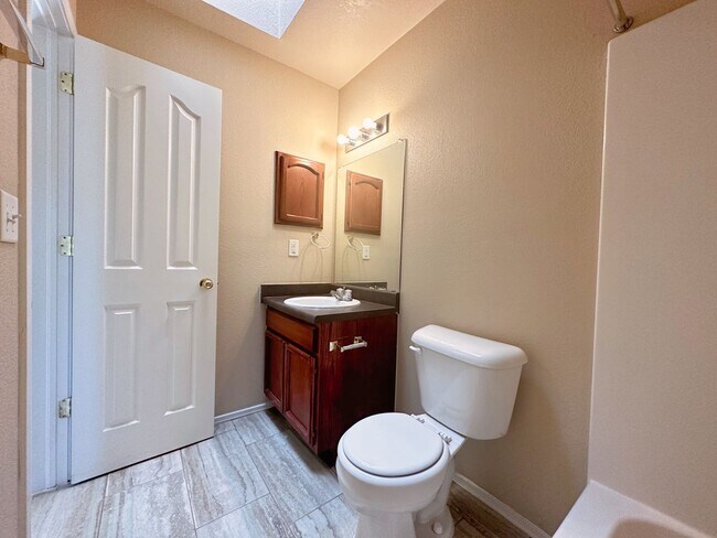 Building Photo - East 3 Bdrm 2 Bath