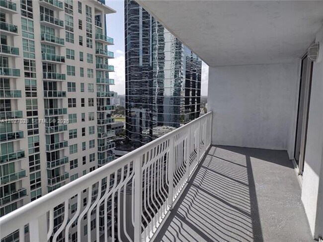 Building Photo - 1200 Brickell Bay Dr