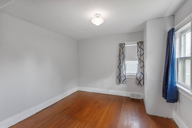 Building Photo - Home For Rent Papillion