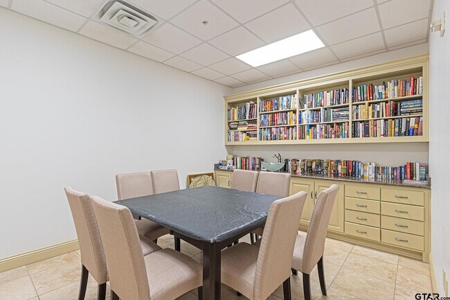 Building Photo - 2801 Wexford Dr