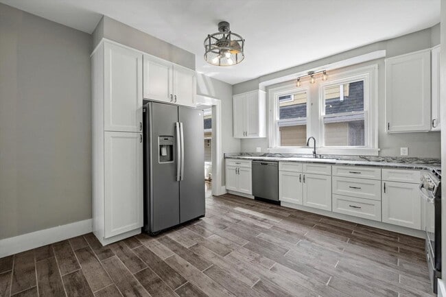 Building Photo - Updated 4 Bedroom Victorian on College Ave