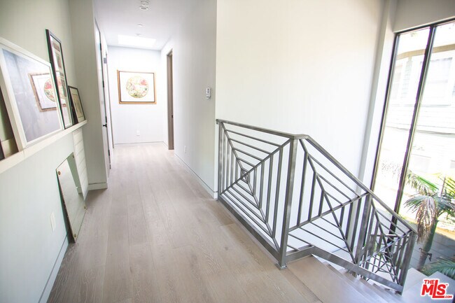 Building Photo - 1724 N Sierra Bonita Ave