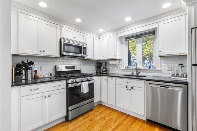 Building Photo - 142 Franklin St