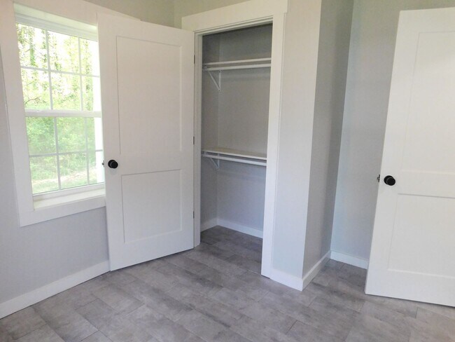 Building Photo - Newly Renovated 2 bed 1 bath cottage