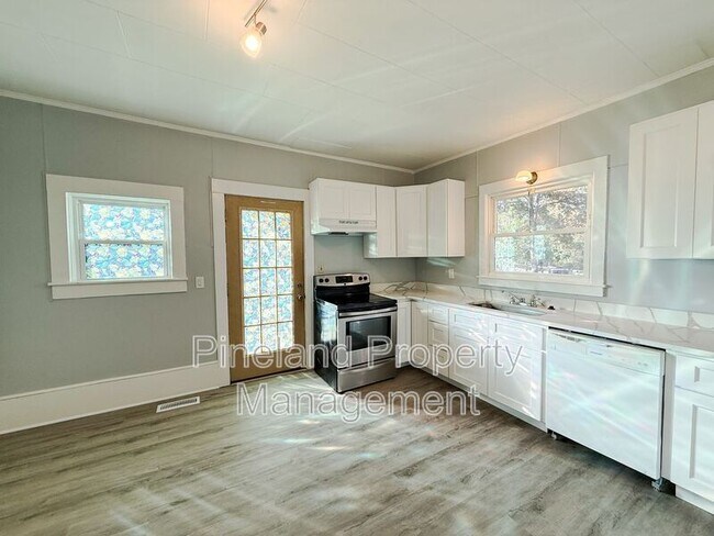 Building Photo - 413 E Donaldson Ave