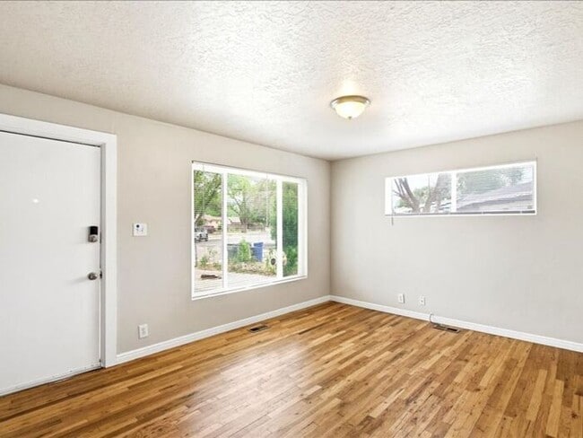 Building Photo - Salt Lake-Glendale 3 bed 2 bath home