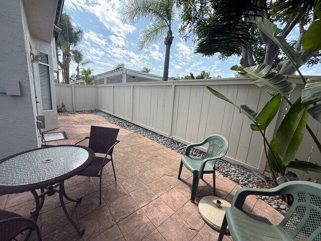 Building Photo - LOCATION LOCATION!! 4BR/3BA Townhome in De...