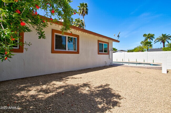 Building Photo - 4806 S La Rosa Dr