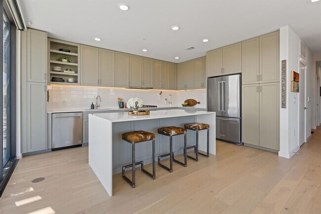 Building Photo - 1600 S 1st St