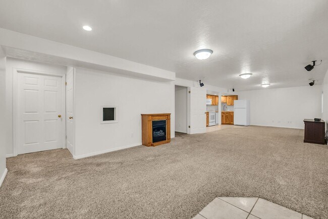 Building Photo - Spacious 7 Bed Kaysville Home with Two Kitchens