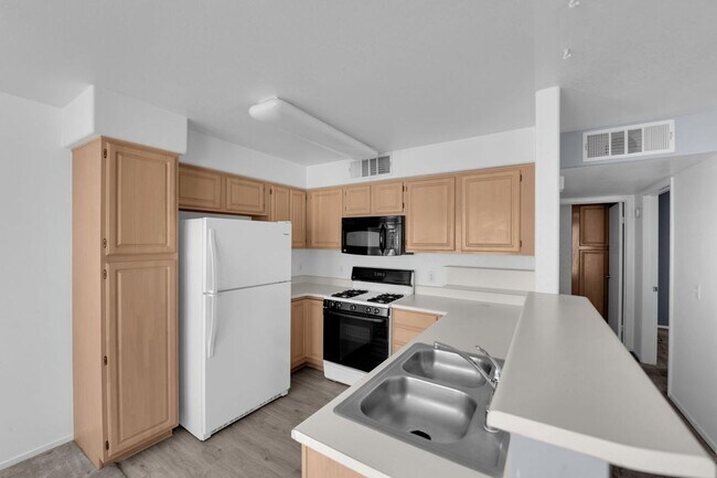 Building Photo - 5710 E Tropicana Ave