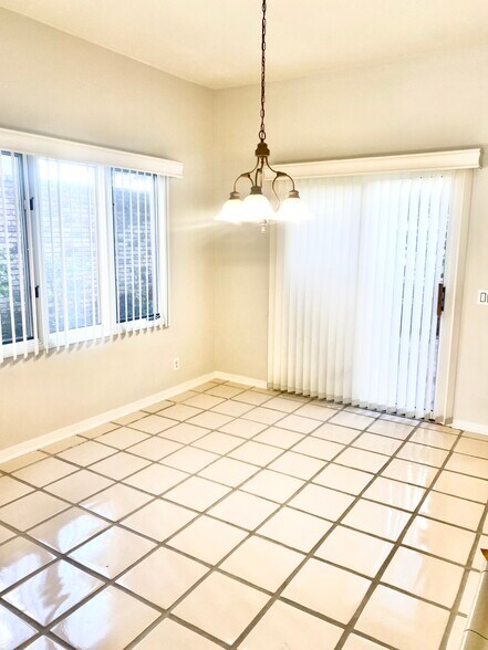 Building Photo - 7629 Draper Ave