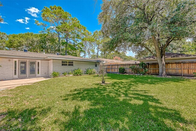 Building Photo - 5611 Briarbend Dr