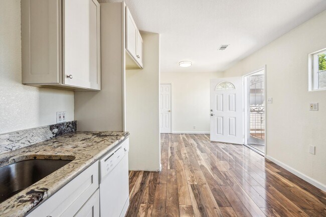 Kitchen - 1039 Stevenson St