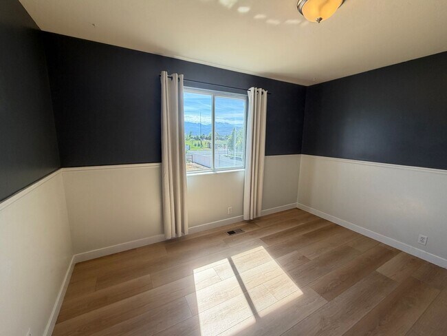 Building Photo - GORGEOUS SPACOUS HOMESTEAD!!!