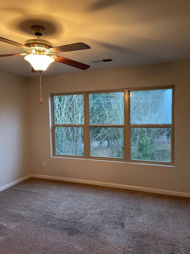 Building Photo - 124 Daisy Cir