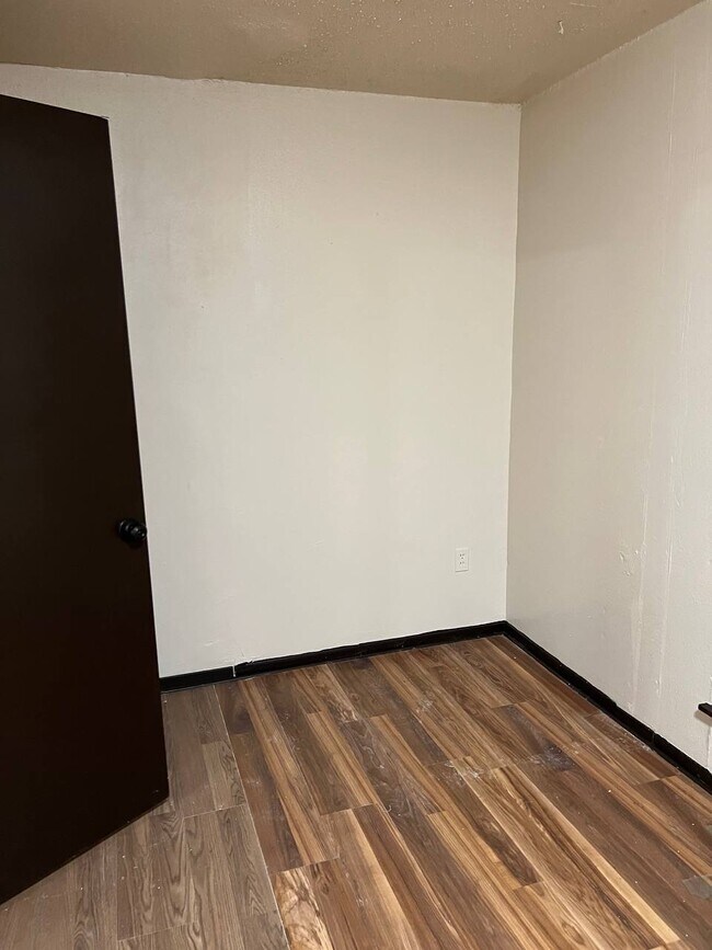 Building Photo - 2150 N Sherwood Forest Dr