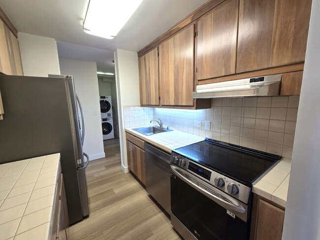 Building Photo - Large 2br/2ba/1pkg Condo near Blaisdell!