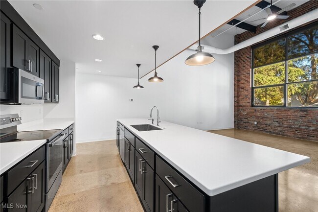 Building Photo - 2341 Scranton Rd