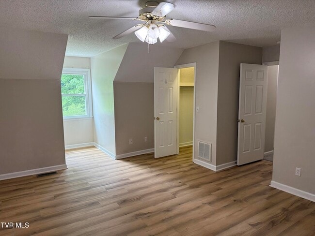 Building Photo - 2503 E Lakeview Dr