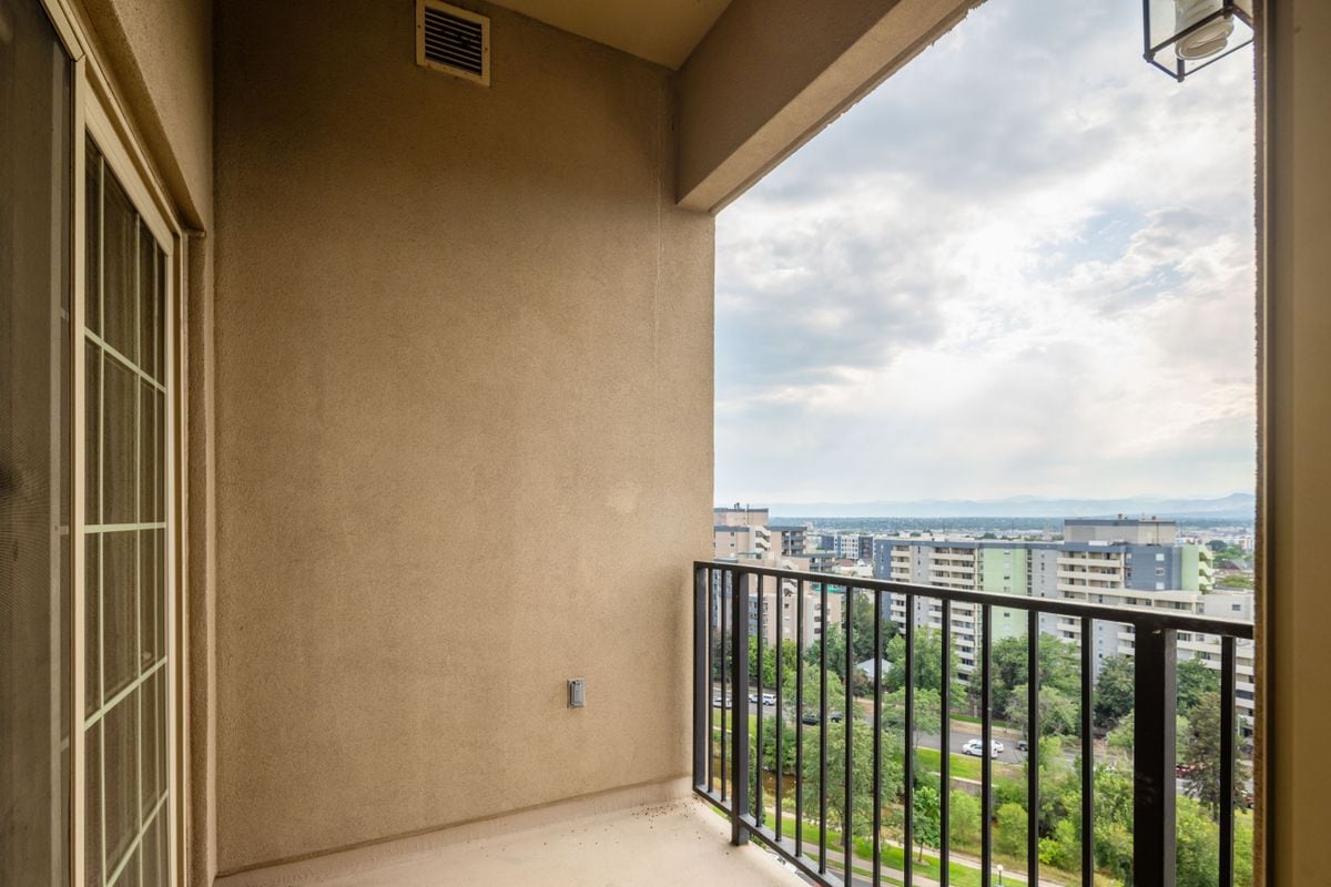 Building Photo - 475 W 12th Ave