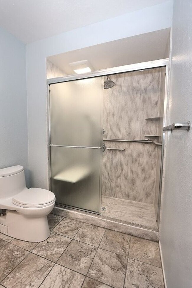 Building Photo - Beautiful corner halfplex available now for rent!