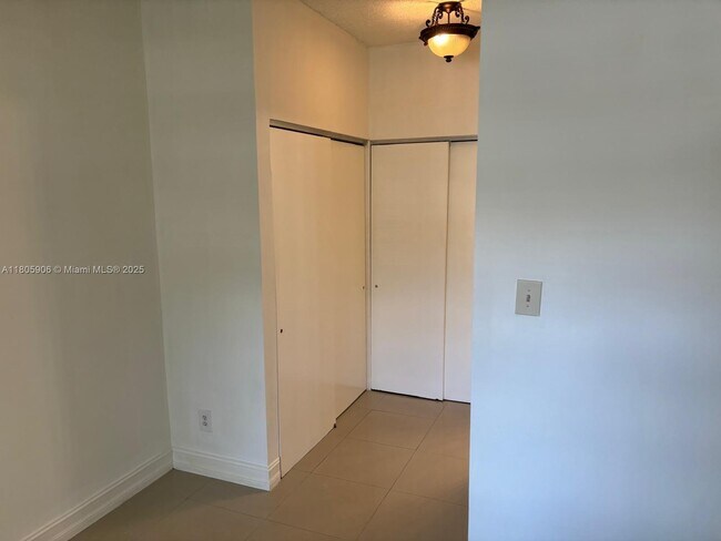 Building Photo - 620 Cypress Club Way