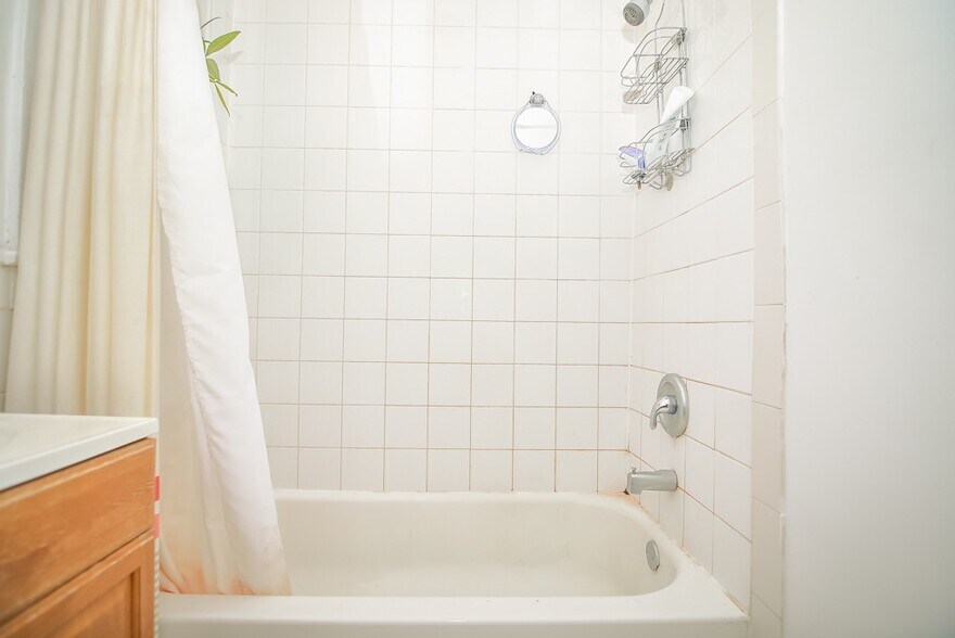 Building Photo - 1559 W Pratt Blvd