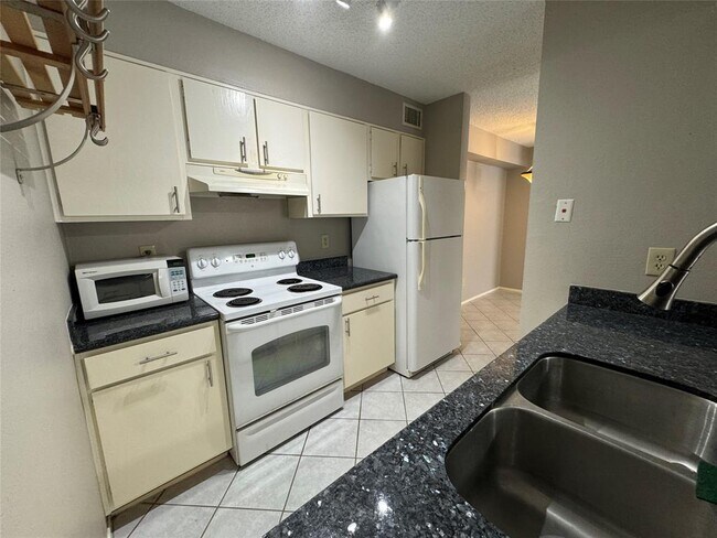 Building Photo - 7128 N Holiday Dr