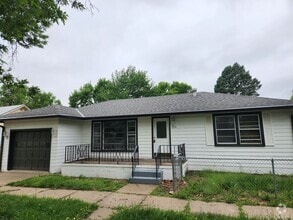 Building Photo - Newly remodeled 2/1/1 with fenced yard!