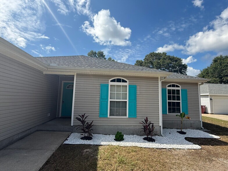 Building Photo - 329 Strawbridge Dr