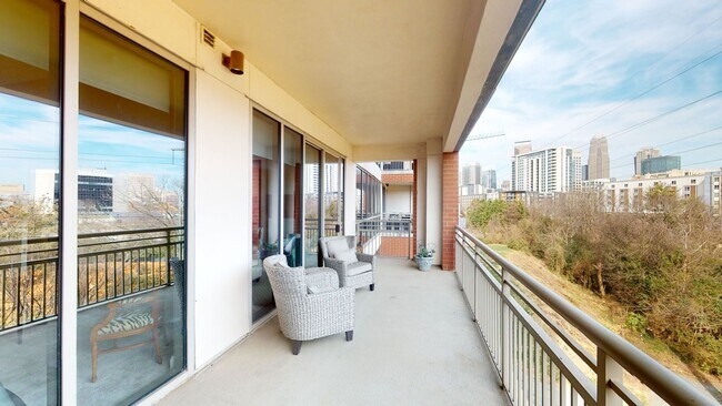 Building Photo - 701 Royal Ct