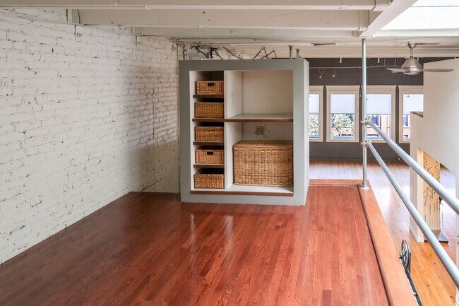 Building Photo - 2bd/1ba Seattle Condo