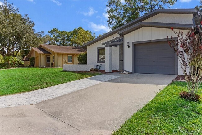 Building Photo - 83 Golfview Dr
