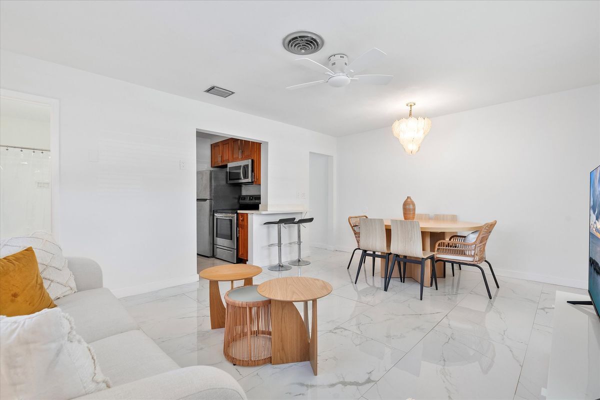 Building Photo - 440 N Rainbow Dr