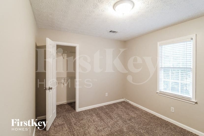 Building Photo - 1580 Summit Point