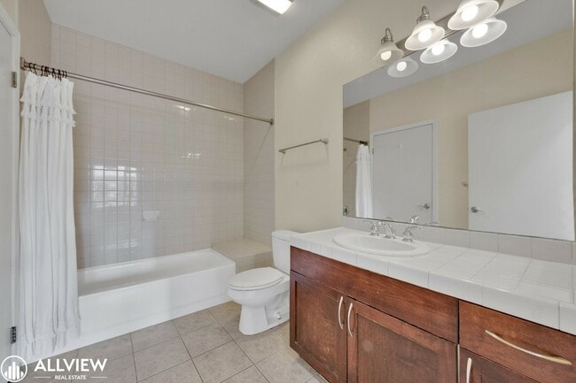 Building Photo - Location, Luxury, and Lifestyle – Top Floo...