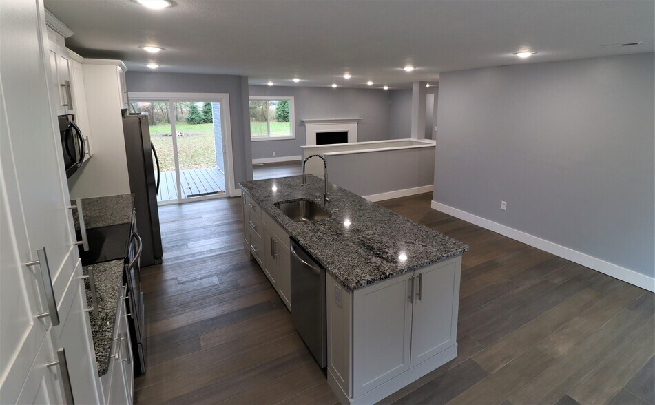 Building Photo - 5041 Medina Rd