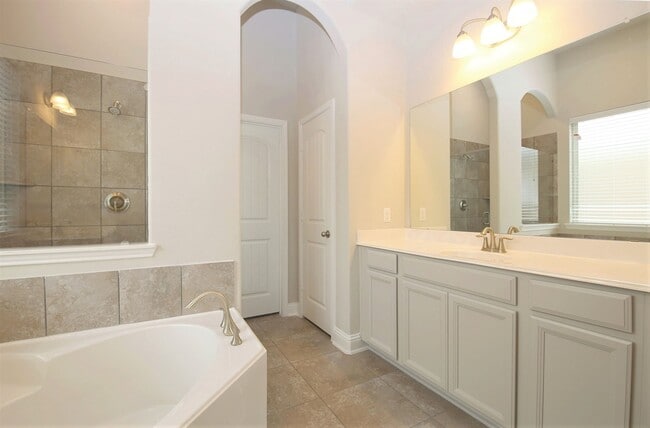 Building Photo - 8218 Oxbow Manor